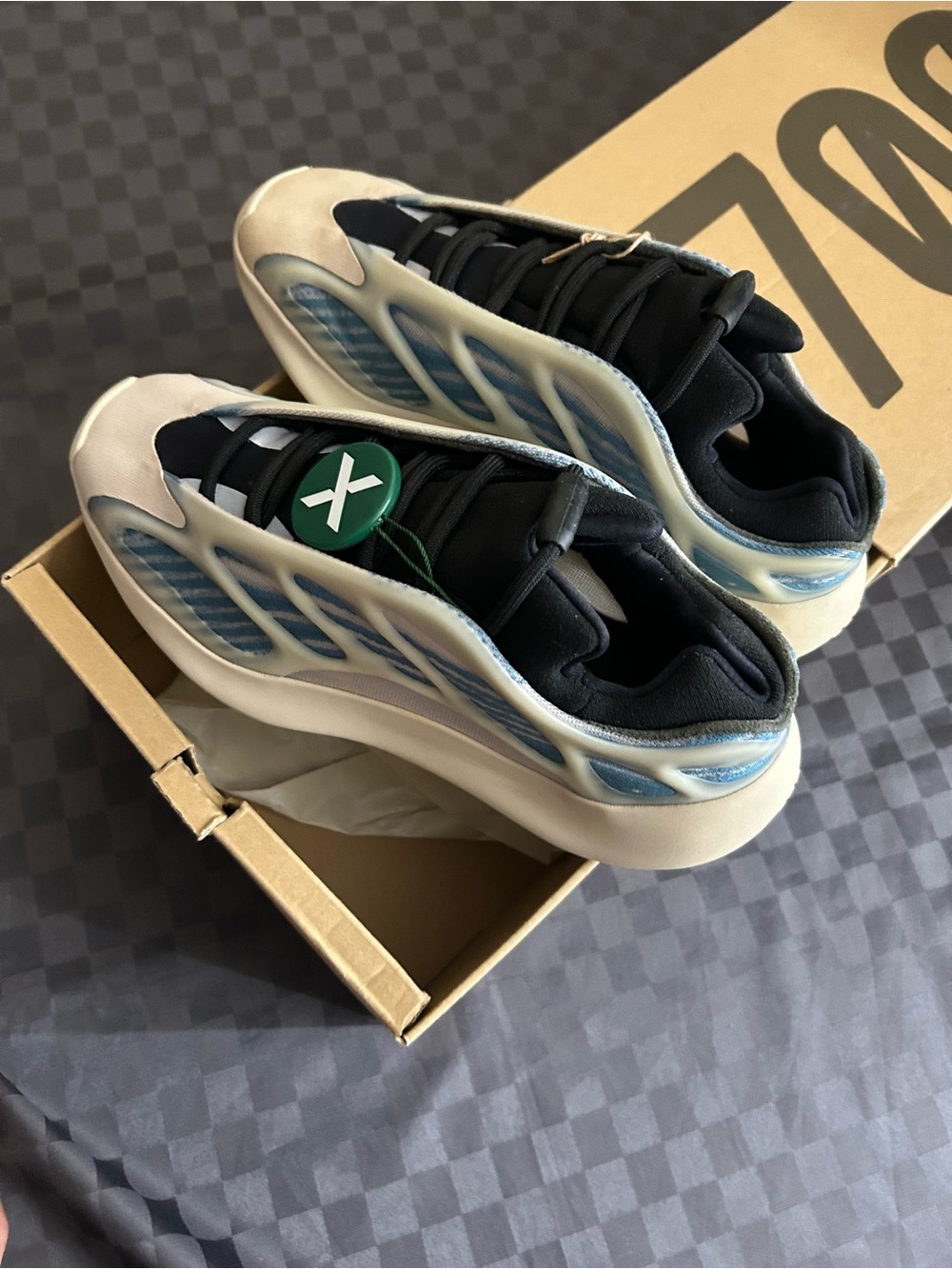 Yeezy 700 V3 kyanit size 8